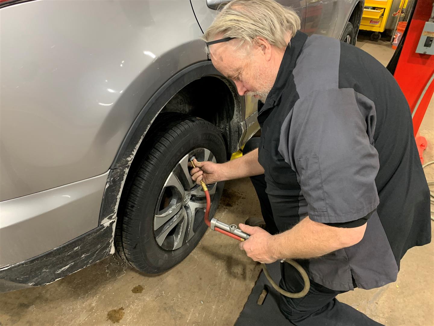 Filling Tire with Air | Lou's Car Care Center, Inc.